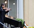 Bild: Annette Riedl/dpa
Schauspieler Sabin Tambrea spielte Geige.
