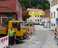 Bild: jp
Derzeit werden am Kastler Marktplatz und in der Klosterbergauffahrt Häuser und das Rathaus an die Fernwärmeleitung der Firma Hüttner angeschlossen. Dazu musste das Pflaster entfernt werden. Aufgrund der Bauarbeiten kommt es zu Verkehrsbehinderungen.