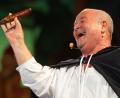 Bild: Michael Reichel/dpa
Vor dem Boxkampf um die älteste Bratwurstküche ein bisschen nachgestellte Geschichte: Probst Johann von Siebeleben soll 1404 erstmals eine Bratwurst erwähnt haben. Bernd Plachter spielte ihn nun.