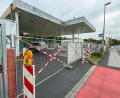 Bild: Stephan Huber
Ein Bauzaun und Absperrbänder verhindern derzeit die Zufahrt. Bis Ende Oktober wird die Shell-Tankstelle an der Rosenbachstraße in Rosenberg geschlossen sein.