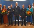 Bild: wel
Polizeipräsident Thomas Schöniger (Mitte) verabschiedete Werner Linhart (Dritter von rechts mit Gattin Gina) in den Ruhestand und begrüßte Sebastian Götz (Vierter von links mit Gattin Verena und Sohn). Bürgermeister Rudolf Teplitzky (rechts) und stellvertretender Landrat Richard Tischler (links) überbrachten Glückwünsche.