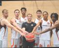 Bild: Tobias Schwarzmeier
Coach Stefan Merkl (Mitte) mit einigen Neuzugängen (von links) Tim Gatzka, Lukas Pryszcz, Daniel Ederer, Adam Hellmich, Simon Bula-Mambu und Tyrese Kayonde.