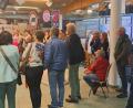 Bild: VHS Weiden-Neustadt
Besucher der Ausstellung „Rechtsterrorismus: Verschwörung und Selbstermächtigung – 1945 bis heute“.
