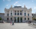 Bild: Melanie Duchene/Keystone/dpa
Das Opernhaus Zürich liegt in einer Kritikerumfrage vorn. (Archivbild)