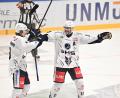 Bild: Achim Keller
Torschützen unter sich: Neal Samanski (links) und Fabian Voit bejubeln den Treffer der Blue Devils Weiden zum 4:0 beim EHC Freiburg.