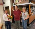 Bild: Waltraud Lobenhofer
SPD-Vorsitzender Johannes Ambros (links) und stellvertretende SPD-Kreisvorsitzende Lisa Hartinger (rechts) gratulierten Michael Gradl zu seiner einstimmigen Nominierung als Bürgermeisterkandidat.