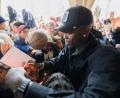 Bild: Julian Stratenschulte/dpa
Tausende Basketball-Fans feierten Dennis Schröder in Braunschweig.