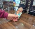 Bild: Jasmin Bauer
Um ein E-Rezept einzulösen, muss man nur seine Krankenkassenkarte bei einer Apotheke abgeben.