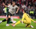 Bild: Harry Langer/dpa
Karl Hein stand immer wieder im Brennpunkt, hier hält er einen Schuss von Harry Kane.