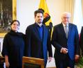 Bild: Bernd von Jutrczenka/dpa
Erst eine Aus-, dann eine Einladung: Intendant Wiegand zusammen mit dem designierten Chefdirigenten Shani bei Bundespräsident Steinmeier. (Archivbild)