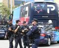 Bild: David De Haro/EUROPA PRESS/dpa
Einsatzkräfte sichern Teamfahrzeuge des Radrennstalls Israel-Premier Tech bei der Vuelta.