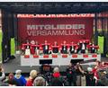 Bild: Jana Glose/dpa
Das Podium bei der Mitgliederversammlung des 1. FC Köln.