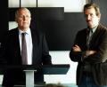 Bild: Hans-Joachim Pfeiffer/ARD Degeto/Programmplanung und P/dpa
Der damals zuständige Staatsanwalt Gero Schmidt (Harald Krassnitzer, li.) und Ermittler Kai Matzen (Karsten Antonio Mielke, re.) informieren die Presse über den Fund der Leiche.
