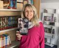 Bild: rpp
Büchereimitarbeiterin Renée Rupprecht zeigt das Cover des berühmten Buches "Der Bibelraucher". Der Bestsellerautor Wilhelm Buntz wird im Oktober aus seinem biografischen Werk berichten.