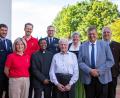 Bild: Tobias Dittrich
Pfarrer Celestine Thazhuppil (vordere Reihe, Zweiter von links) und stellvertretender Bürgermeister Franz Ziegelmeier (vorne rechts) überbrachten an Kurt Dittrich (vorne, Zweiter von rechts) die Glückwünsche von Pfarrei und Gemeinde. Zu den Gratulanten zählten auch die Jugendblaskapelle Fensterbach, Feuerwehr Wolfring sowie der Obst- und Gartenbauverein Wolfring.