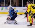 Bild: Werner Moller
Die Blue Devils Weiden gewannen ihr Heimspiel gegen die Krefeld Pinguine am Sonntagabend mit 2:1 nach Penaltyschießen. Felix Noack (links) avancierte dabei mit einer überragenden Leistung zum Matchwinner.
