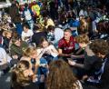 Bild: Moritz Frankenberg/dpa
Netz-Trend: Pudding mit der Gabel essen. Das tun in Hannover über 1.000 junge Menschen.