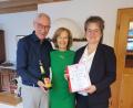 Bild: amö
Bürgermeisterin Sonja Meier gratuliert dem Jubelpaar Steger zur Goldenen Hochzeit mit einer Urkunde und einem guten Tropfen.