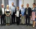Bild: Johann Heimler
Sohn Anton Auerbach mit Renate Auerbach, Franz Ziegelmeier, Jubilarin Rosa Auerbach, Pfarrer Heinrich Rosner, Enkel Thomas Auerbach und Katharina Auerbach (von links)
