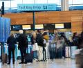 Bild: Annette Riedl/dpa
Passagiere am Flughafen BER müssen weiter mit Verzögerungen rechnen.