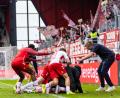 Bild: Sascha Janne
Freude pur: Die Regensburger um Trainer Michael Wimmer (rechts) bejubeln das entscheidende Tor zum 2:0.