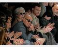 Bild: Luca Bruno/AP/dpa
Meryl Streep taucht in Mailand bei der Schau von Dolce & Gabbana auf, mit Stanley Tucci (ebenfalls mit Sonnenbrille) an ihrer Seite.