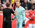 Bild: Torsten Silz/dpa
Mainz-Torhüter Robin Zentner muss gegen Mainz mit Rot vom Feld. (Archivfoto)