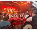 Bild: jua
Der Bulldogfahrer des Kirwavereins vor der Bühne: passend zum "Bulldogfahrer"-Lied der Keller Steff Big-Band.
