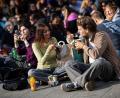 Bild: Moritz Frankenberg/dpa
Zahlreiche Menschen treffen sich am Küchengarten, einem Platz in Hannover, um Pudding mit Gabeln zu essen.