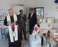 Bild: soj
Bischof Rudolf Voderholzer weiht zusammen mit Pfarrer Pater Anish George und Diakon Rudolf Hoffmann die Räume des sanierten Kinderhauses.