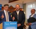 Bild: sne
Daumen hoch: Bürgermeister Edgar Knobloch freut sich mit Landrat Andreas Meier und Stellvertretendem Landrat Albert Nickl (von links) über sein 100-prozentiges Nominierungsergebnis.