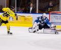 Bild: Werner Moller
Irgendwie musste es so kommen: Ausgerechnet der Ex-Devil Daniel Bruch (links) scheitert im Penaltyschießen am bockstarken Felix Noack. Der Goalie bescherte den Devils mit seiner Leistung den Extrapunkt in einem spektakulärem Spiel.