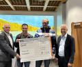 Bild: Dominic Reiter
Obligatorische Spendenübergabe - v.l. n.r. Geschäftsstellenleiter Richard Götz, Initiatoren des Crowdfunding vom Tennisclub Dominic Reiter und Matthias Sporrer, Regionalmarktleiter Stefan Schedl.