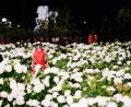 Bild: Aurelien Morissard/AP/dpa
Pariser Laufsteg zwischen Blumen: Saint Laurent zeigt Frühjahr/Sommer-Kollektion 2026