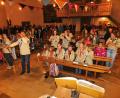 Bild: whü
Bei der Pfadfinder-Hymne „Flinke Hände, flinke Füße“ wurde im Festgottesdienst mit Begeisterung gesungen und rhythmisch geklatscht.