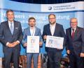 Bild: Foto M
Biagio Herms (Zweiter von links) ist kammerweit Bester Mechatroniker im Bezirk Niederbayern-Oberpfalz.