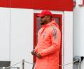 Bild: Matthias Balk/dpa
Die dicke Jacke durfte Trainer Vincent Kompany daheim lassen.