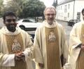 Bild: wro
Der Pfarrer und Prodekan aus Erbendorf, Martin Besold (Bildmitte), freute sich über die Amtseinführung von Pfarrer Martin (rechts) und die Vorstellung des neuen Pfarrvikars, Pater Joseph, die beide aus Indien stammen und in Fuchsmühl im Vinzentinerkloster (hinten rechts) leben werden.