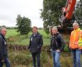 Bild: kro
Der Bagger steht schon bereit. Am Freitag erfolgte der offizielle Baustart für die neue Wehranlage. Mit dabei waren von links Bürgermeister Franz Stahl, Stadtbaumeister Andreas Ockl, Markus Münchmeier vom Ingenieurbüro Münchmeier-Eigner und Manfred Brunner von der Baufirma Gollwitzer aus Floß.
