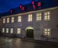 Bild: Georg Sollfrank/exb
Das Ackerbürgerhaus in Bärnau hat bereits einen frischen Anstrich erhalten. Im Dachgeschoss wurde die LED-Beleuchtung getestet – zu erkennen an den Fenstern, durch die rotes Licht scheint. Dort können ab Oktober standesamtliche Trauungen stattfinden.