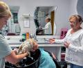 Bild: Stephan Huber
Während Kirsten Hierl (links) einer Kundin die Haare schneidet, ist Chefin Irmi Gimpl heut mal für die Unterhaltung zuständig. Seit 30 Jahren ist sie Inhaberin des Friseursalons Rapunzel am Amberger Wagrain.