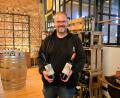 Bild: lnz
Gregor Schraml mit zwei Sorten aus der "Steinwälder Punschwerkstatt" seiner Brennerei in Erbendorf: Er berichtet von einem stetigen Wachstum des Geschäfts mit Glühwein und Punsch.