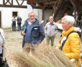 Bild: Hirsch
Die Nabburger Gästeführerin Gudrun Vogt (rechts) hatte im Denkenbauernhof einen Leiterwagen mit der Flachspflanzen beladen und erinnerte daran, dass der Anbau der blauen Blume noch bis in die 1950er in Deutschland weit verbreitet war.