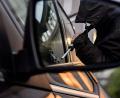 Bild: Axel Heimken
Polizisten haben ein zuvor gestohlenes Auto sichergestellt.