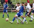 Bild: Dieter Jäschke
Der Auerbacher Matthias Förster (blaues Trikot) muss sich in dieser Szene gleich gegen zwei Eslarner Spieler behaupten. Der SV 08 Auerbach verteidigte die Tabellenführung in der Kreisliga Nord mit einem 3:0-Sieg beim TSV Eslarn.