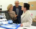 Bild: Hirsch
Künstlerin Isabella Trybula (links) erläuterte den Besuchern beim Tag der offenen Studios die Intention ihrer Bilder.
