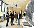 Bild: Konstantin Kraft
Museumsleiter Robert Lebegern (rechts) zeigt dem Hofer Landrat Oliver Bär (Zweiter von links) die neue Dauerausstellung im neuen Gebäude des Deutsch-Deutschen Museums in Mödlareuth.