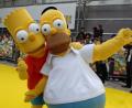Bild: Daniel Deme/epa/dpa
Als Homer und Bart Simpson verkleidete Schauspieler kommen 2007 in London zur Premiere des ersten Films „Die Simpsons“. (Archivbild)