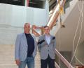 Bild: Hirsch
Architekt Siegfried Knipl (links) und Schulleiter Oliver Vogel (rechts) sind zuversichtlich, dass der Neubau des Sonderpädagogischen Förderzentrums Nabburg bis Mai 2026 fertig wird.