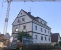 Bild: wro
Das Wohnanwesen Marienstraße 36 ist eines von insgesamt drei sanierungsbedürftigen Immoblien nahe der Wallfahrtskirche. Seit Monaten wird dort umgebaut, saniert und für die künftigen Mieter attraktiv gestaltet.